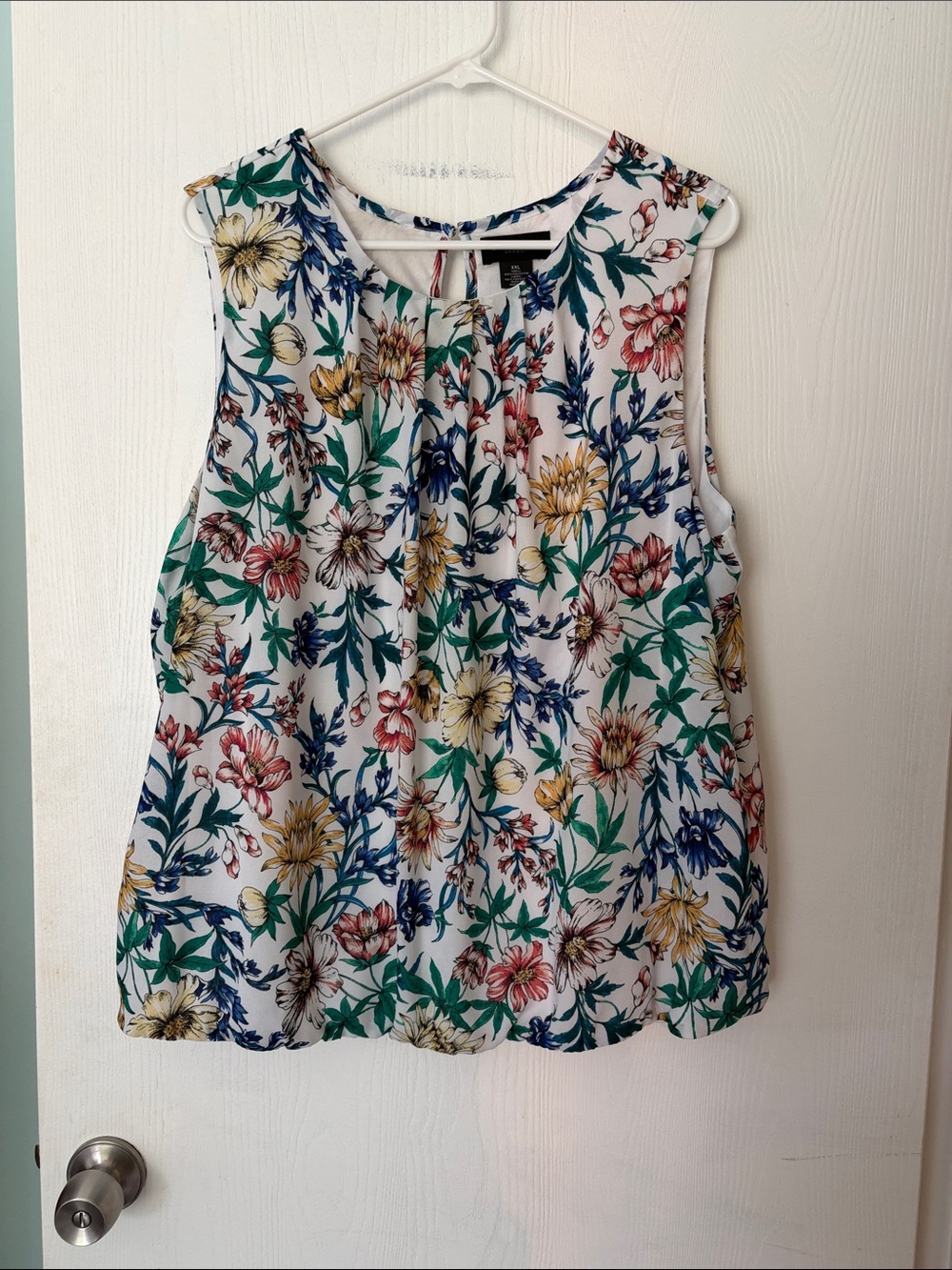 Liz Claiborne White Floral Sleeveless Pleated Shell